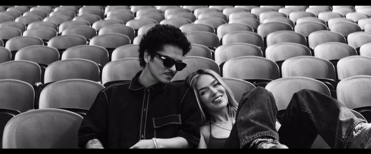 Karol G et Bruno Mars enflamment la toile avec Still