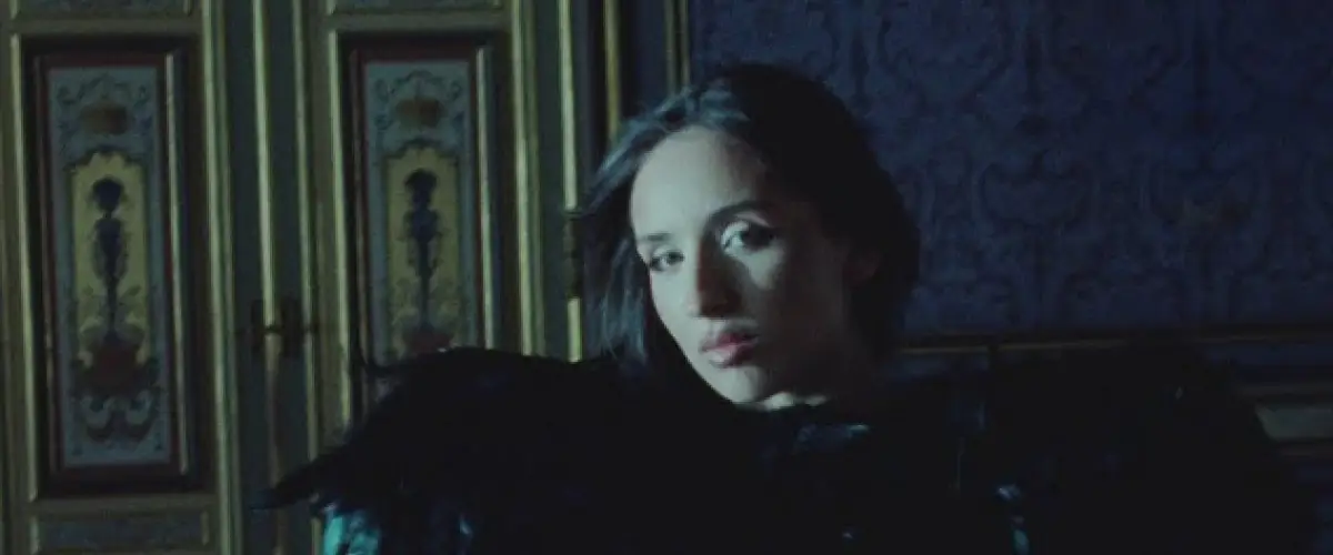 Ambre dévoile J'laisse parler" et annonce son premier album "Victoria" pour le 4 décembre 2026.
