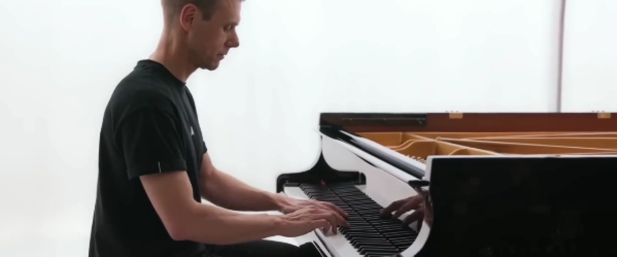 Armin van Buuren abandonne la trance pour un album piano solo