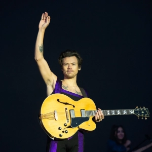 Harry Styles choque aux BRIT Awards avec son virage électro