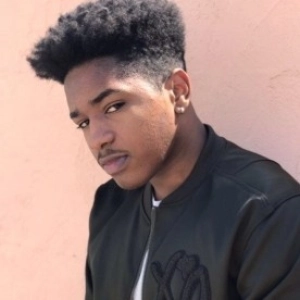 Lisandro Cuxi - Elle me dit déja sur MixFeever